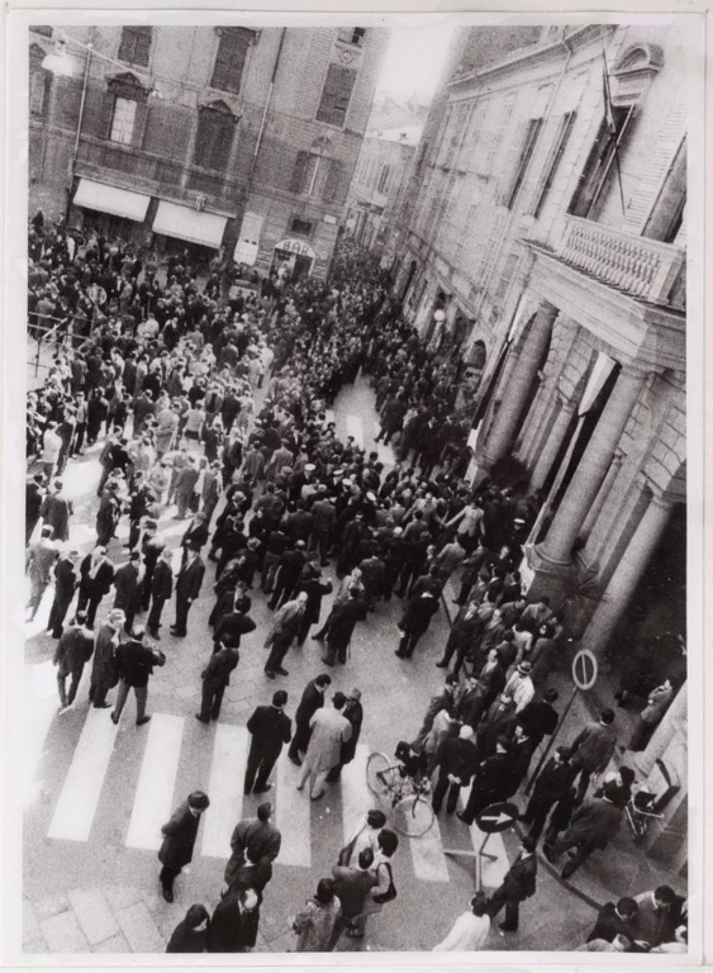 Gattatico-Reggio Emilia, 27-30 marzo 1970, Funerali di Alcide Cervi, folla di persone in Piazza Prampolini in attesa di entrare nella camera ardente ad omaggiare la salma di Papà Cervi